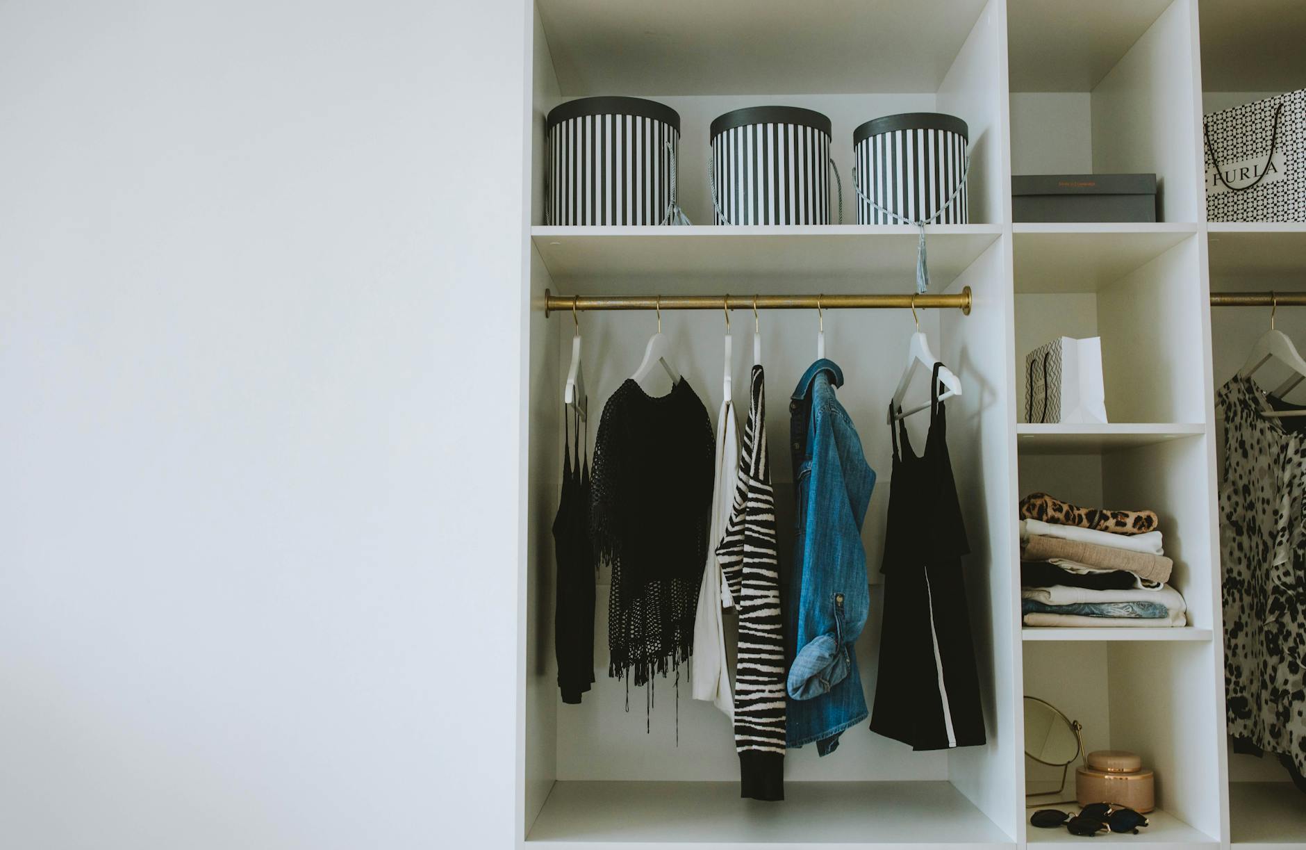 Closet Cápsula: O Guia Completo para Organizar seu Guarda-Roupa e ...